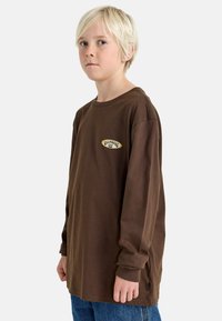Brązowa, długosleeve koszulka z bawełny, z okrągłym dekoltem i małym żółto-czarnym logo na lewej piersi.