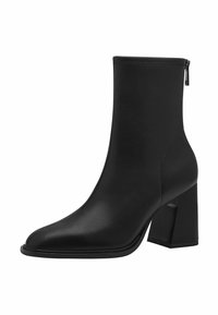 Černé kotníkové boty vyrobené z hladké kůže, s špičatou špičkou, blokovým podpatkem a zipem na zadní straně. Jednoduchý, elegantní design.