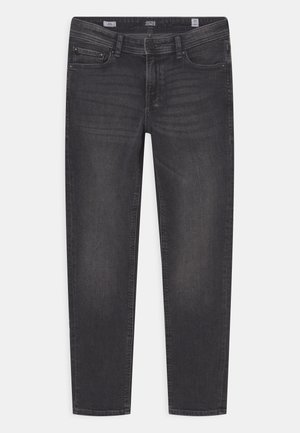 Czarne jeansy o dopasowanym kroju, klasyczny design z pięcioma kieszeniami, zapięcie na guzik i zamek błyskawiczny oraz subtelne przetarcia na udach i kolanach.