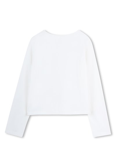 Λευκό crop top με μακριά μανίκια και στρογγυλή λαιμόκοψη. Διαθέτει λεία υφή και απλό, μινιμαλιστικό σχεδιασμό χωρίς επιπλέον διακοσμήσεις.