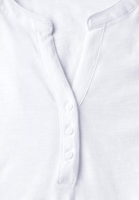 Witte henley-shirt met een v-hals, korte knoopsluiting met vijf witte knopen en een soepele, lichte stofstructuur.