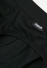 Zwarte katoenen ondergoed met een soepele textuur, elastische tailleband en het "Intimissimi Uomo" label gestikt in de stof.