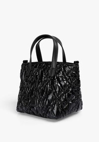 Bolso de mano acolchado negro con acabado brillante, que presenta asas redondeadas y un distintivo patrón de hojas texturizado en la superficie.