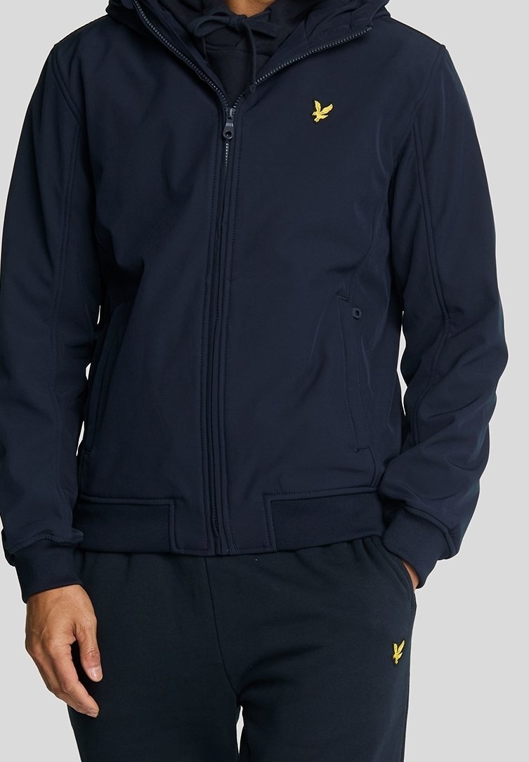 Marineblaue Reißverschlussjacke aus glattem Stoff mit Kapuze, gerippten Bündchen und kleinem gelbem Logo auf der Brust.