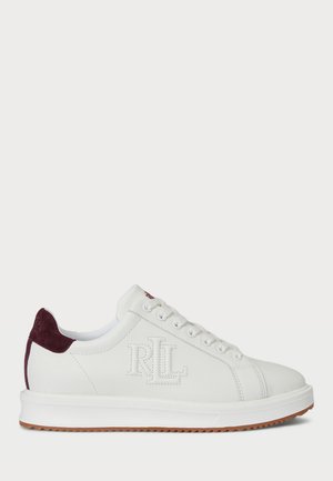 Sneaker bianche in pelle con finitura testurizzata, dotate di un tallone in suede bordeaux, logo impresso e suola in gomma con un motivo di battistrada.
