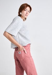 Wrangler FLARE - Flared Jeans - washed red