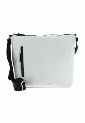 Sac messager gris et élégant en matériau lisse ; présente des accents noirs, une poche zippée et une bandoulière réglable.
