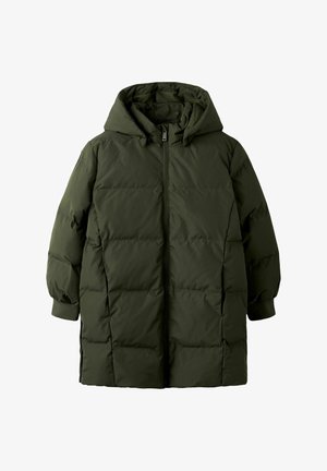 Olīvu zaļa polsterēta jaka ar kapuci, ar priekšējo rāvējslēdzēju, elastīgām aprocēm un quilted dizainu siltumizolācijai un siltumam.