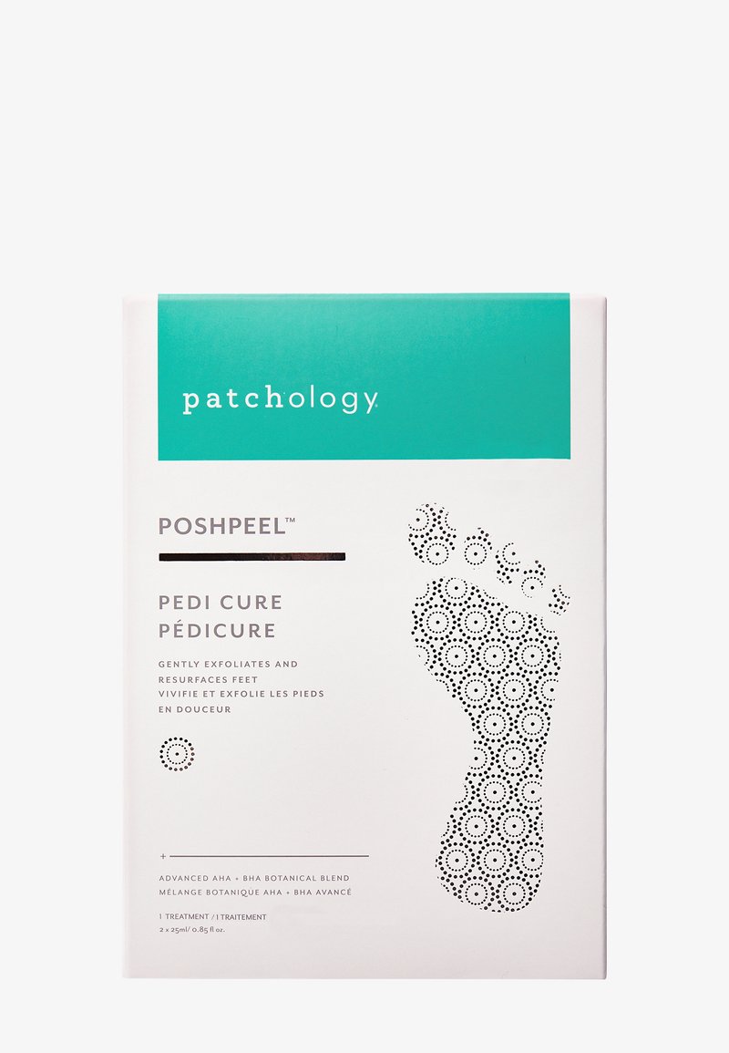 Weiße Verpackung mit einem gepunkteten Umriss eines Fußes, gebrandet mit "patchology", mit Text, der eine Pedikürebehandlung und ihre Vorteile beschreibt.