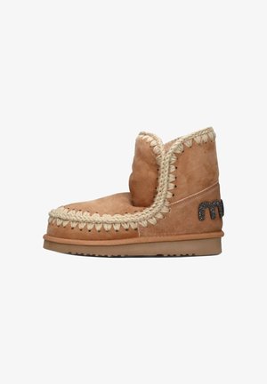 Stivaletto alla caviglia in suede marrone con bordatura beige, fodera in pile, suola testurizzata e logo glitterato nero sul tallone.