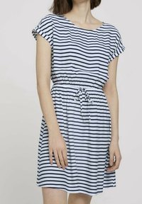 Pruhované šaty v bílé a námořnické modři, s krátkými rukávy, volnější střih s elastickým pasem a šňůrkou pro nastavitelné velikosti.