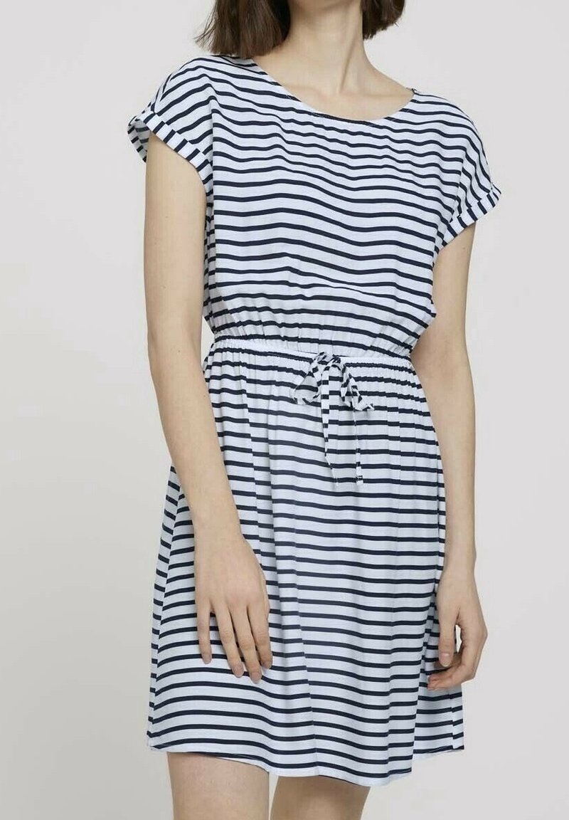 Pruhované šaty v bílé a námořnické modři, s krátkými rukávy, volnější střih s elastickým pasem a šňůrkou pro nastavitelné velikosti.