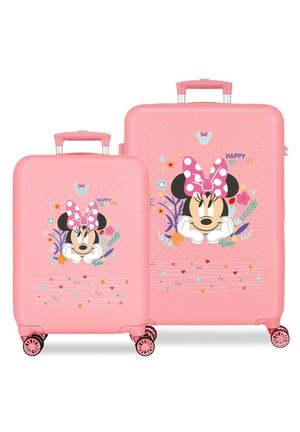 Dos maletas rígidas rosas con la cara de Minnie Mouse, lazo de lunares, detalles florales y el texto "Happy to Me", ambas con cuatro ruedas giratorias.