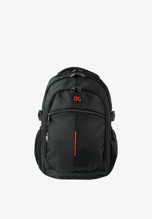 Zwarte rugzak met meerdere compartimenten, rode accenten, mesh zijvakken en zilverkleurige ritssluitingen op een witte achtergrond.