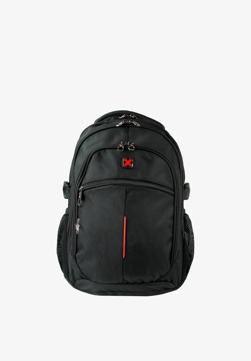 Zwarte rugzak met meerdere compartimenten, rode accenten, mesh zijvakken en zilverkleurige ritssluitingen op een witte achtergrond.