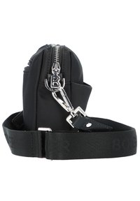 Borsa a spalla nera in nylon con chiusura a zip, accessori in argento e tracolla regolabile con dettagli del logo. Design compatto e strutturato.
