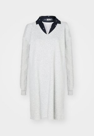 Svetlo siva obleka z dolgimi rokavi in V-izrezom ter temno mornarsko ovratnikom. Mehak material, ohlapen kroj, preprost dizajn, primerna za vsakodnevno nošenje.