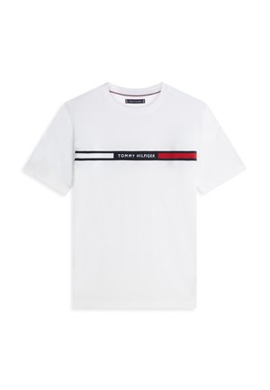 Weißes T-Shirt mit kurzen Ärmeln, mit einem horizontalen schwarzen, weißen und roten Streifen über der Brust und dem zentrierten Schriftzug "Tommy Hilfiger".