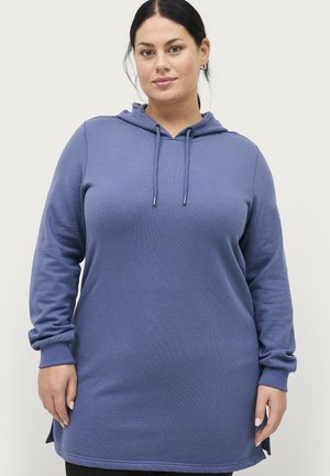 Robe à capuche bleue avec des manches longues, cordon de serrage ajustable et fentes latérales. Tissu doux, coupe décontractée et design longueur hanches.