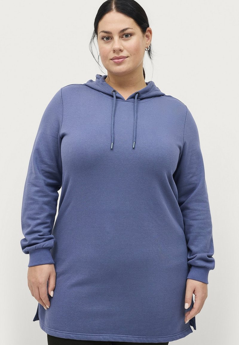 Vestido sudadera azul con mangas largas, cordón ajustable y aberturas laterales. Tela suave, corte relajado y diseño a la altura de la cadera.