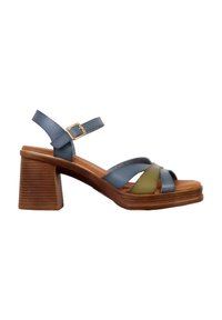 Leder-Sandaletten mit Absatz, die blaue und olivgrüne Riemen, einen klobigen Holzblockabsatz und einen Knöchelriemen mit einer goldenen Schnalle aufweisen.