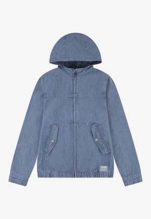 Veste à capuche en denim bleu clair avec fermeture éclair devant, deux poches à rabat avec boutons et un écusson logo Levi's sur l'ourlet.