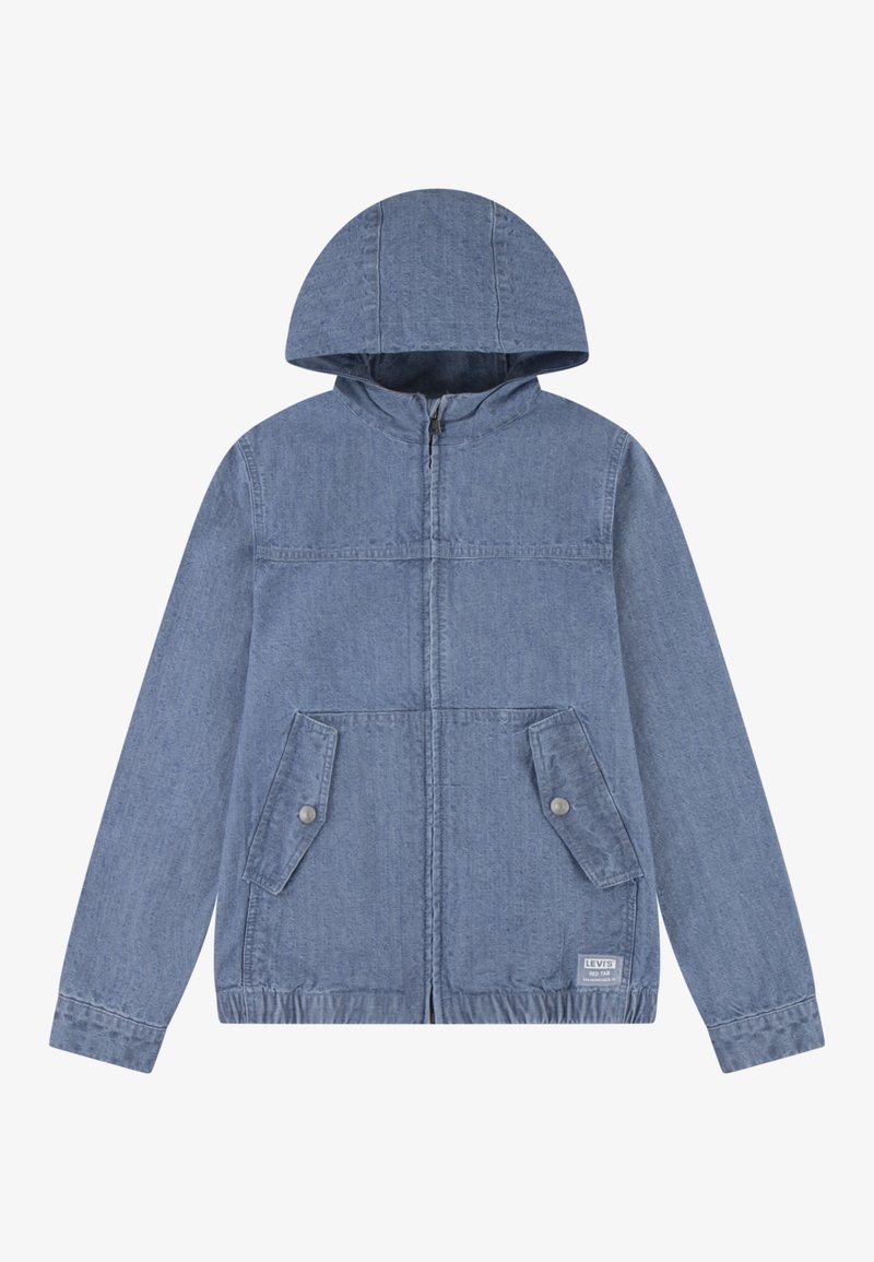 Veste à capuche en denim bleu clair avec fermeture éclair devant, deux poches à rabat avec boutons et un écusson logo Levi's sur l'ourlet.