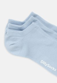 Hellblaue Knöchelsocken aus einem weichen Stoff, mit einer glatten Textur und einem weißen Logo "DillySocks", das seitlich gedruckt ist.
