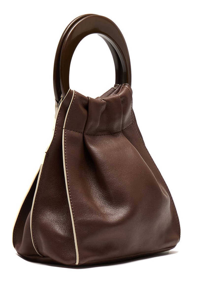 Braune Lederhandtasche mit gerafftem Design, ausgestattet mit einer glatten Textur, kontrastierenden hellen Besätzen und einem abgerundeten Akrylhänkel.