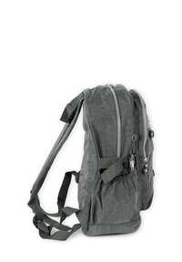 Grijze stoffen rugzak met dubbele ritsen, verstelbare schouderbanden en een aangesnoerde pocket aan de zijkant. Glad oppervlak en casual ontwerp.