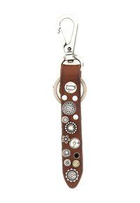 Portachiavi in pelle marrone con clip a scatto in metallo argentato, decorato con vari chiodini metallici e ornamenti in forme circolari e floreali.