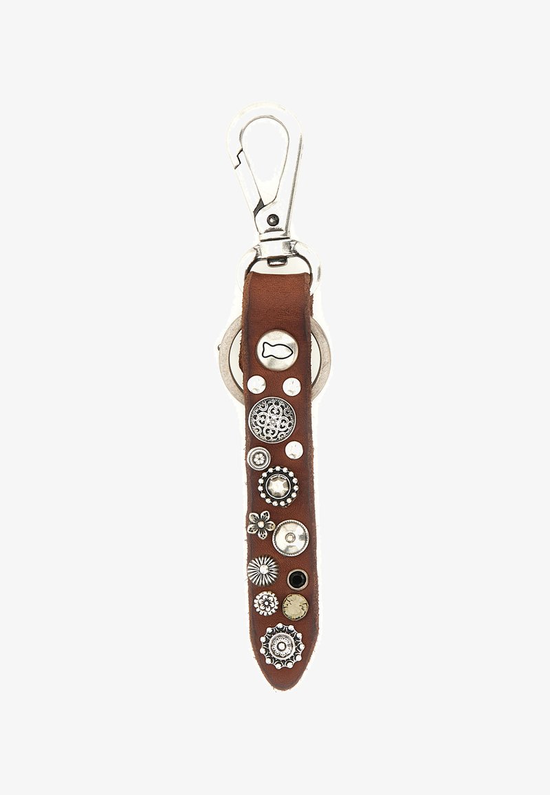 Portachiavi in pelle marrone con clip a scatto in metallo argentato, decorato con vari chiodini metallici e ornamenti in forme circolari e floreali.