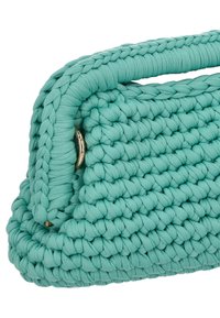 Turquoise gewebde handtas met een gestructureerde stoffen afwerking, voorzien van een afgeronde handgreep en een glad gouden accent bij de sluiting.