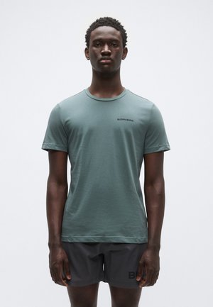 Kortærmet grøn T-shirt lavet af blødt stof med rund hals, med en lille sort "BJÖRN BORG"-logo foran.