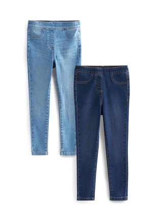 Dva páry elastických denimu legín: jedny svetlomodré, druhé tmavomodré. Obidve majú vysoký pás, falošné vrecká a slim fit.