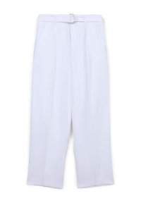Pantaloni bianchi a vita alta con vestibilità ampia, dotati di una cintura con fibbia metallica circolare e tasche laterali. Tessuto di texture liscia.