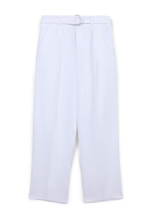 Weiße hochtaillierte Hose mit weiter Beinform, ausgestattet mit einem Gürtel mit einer runden Metall-Schnalle und seitlichen Taschen. Glatte Stofftextur.