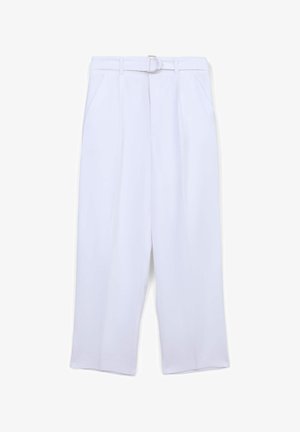 Pantalons blancs taille haute avec une coupe large, dotés d'une ceinture avec une boucle métallique circulaire et de poches latérales. Texture de tissu lisse.