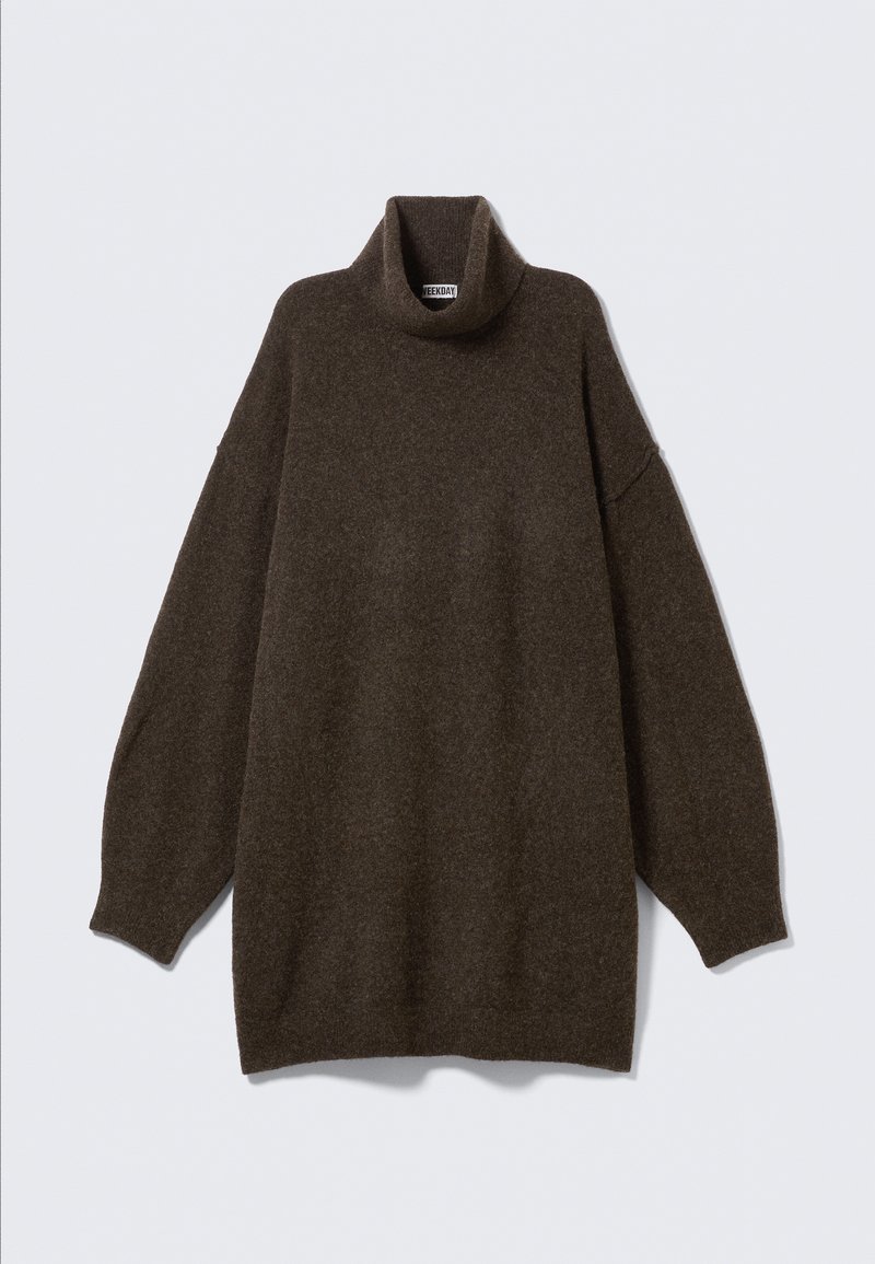 Pull col roulé marron surdimensionné avec épaules tombantes, col côtelé et tissu doux et texturé. Design simple et décontracté.
