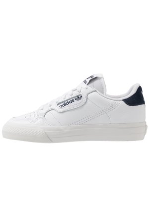 Witte Adidas lage sneaker met vetersluiting, zwart logo op de zijkant en tong, en zwarte hielstuk.