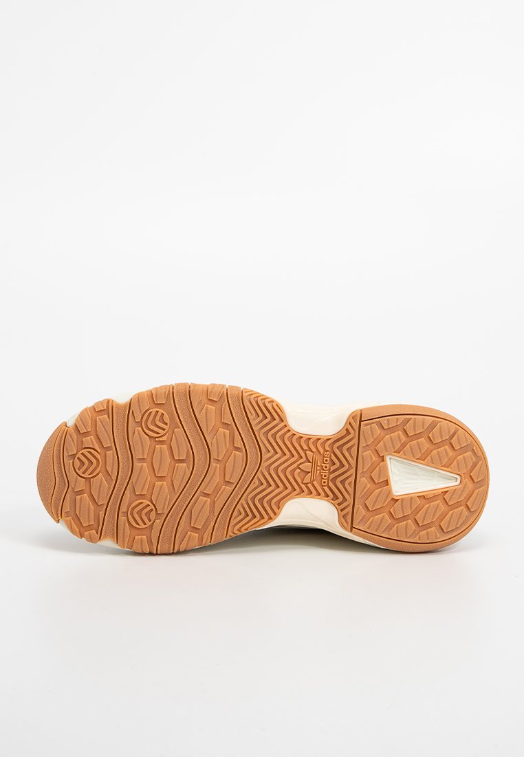 Suola in gomma marrone con motivi di trazione testurizzati, con logo Adidas, e una suola intermedia color crema dal design elegante.