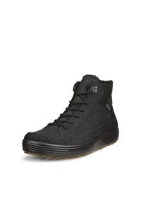 Schwarzer High-Top-Sneaker mit strukturierter Sohle, Schnürung vorne mit Metallösen und gepolstertem Knöchelkragen, gezeigt vor weißem Hintergrund.