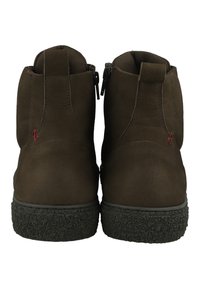 Hnědé nubukové kotníkové boty s texturovanou černou gumovou podrážkou, zipovým uzávěrem po stranách a červeným kontrastním prošitím.