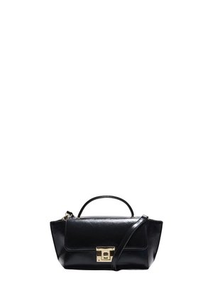 Schwarze Lederhandtasche mit Tragegriff, Klappverschluss, goldfarbenem quadratischem Schloss und abnehmbarem Schulterriemen auf weißem Hintergrund.