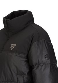 Zwarte gewatteerde jas met hoge kraag, voorzien van een ritssluiting, horizontaal gestikte patroon en een logo op de borst en mouw.