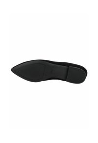 Scarpa piatta nera con punta affusolata, realizzata in morbido camoscio. Suola in gomma testurizzata per una buona aderenza e comfort, caratterizzata da un design minimale.