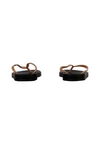 Chancletas de goma marrón con tiras estrechas y suelas planas negras, que cuentan con una superficie texturizada para un mejor agarre y un diseño sencillo.