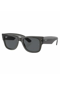 Occhiali da sole Ray-Ban con forma rettangolare, montatura in plastica grigia, lenti grigio scuro e rifiniture argentate sulle tempie.