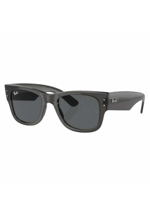 Occhiali da sole Ray-Ban con forma rettangolare, montatura in plastica grigia, lenti grigio scuro e rifiniture argentate sulle tempie.