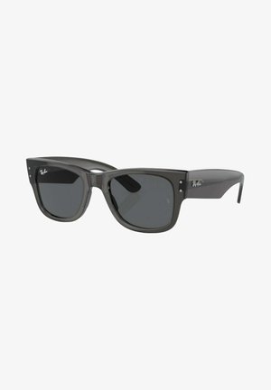 Occhiali da sole Ray-Ban con forma rettangolare, montatura in plastica grigia, lenti grigio scuro e rifiniture argentate sulle tempie.